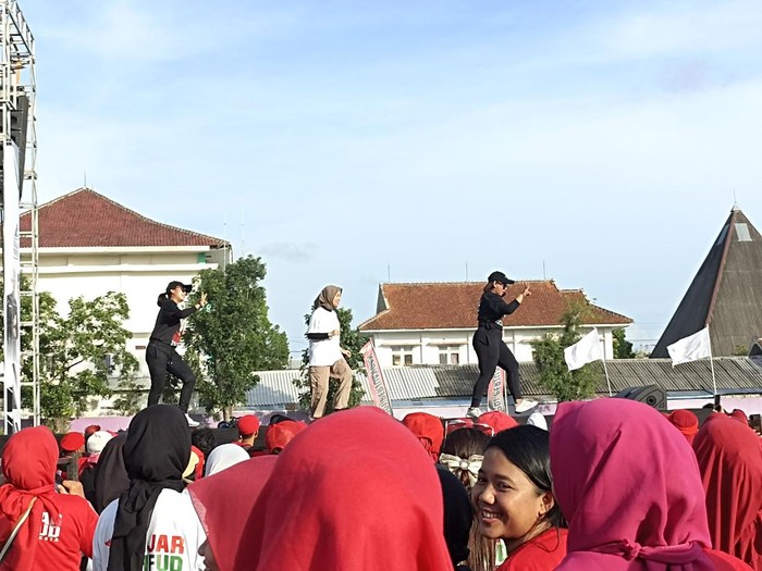 Istri capres nomor urut 3 Ganjar Pranowo, Siti Atikoh, senam bersama ibu-ibu di Bantul, DIY, Rabu (6/12/2023).