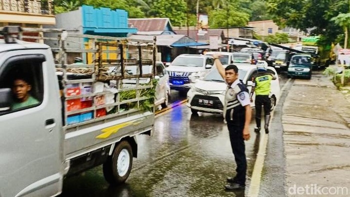 Jalan Poros Camba Maros kembali dibuka sore ini setelah ditutup untuk pengerjaan pemotongan tebing batu. (Agung/detikSulsel)