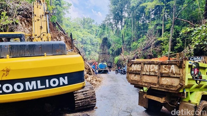 Jalan poros Maros-Bone di wilayah Camba atau Kappang, Kabupaten Maros, Sulawesi Selatan telah ditutup total hari ini karena pemotongan tebing batu. Agung Pramono/detikSulsel