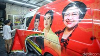 Untuk menggunakan jasa stiker mobil custom ini perlu merogoh kocek mulai dari 3,5 - 4,5 juta rupiah. Namun untuk ambulans dipatok dengan harga 6 juta rupiah, angka tersebut bergantung pada jenis bahan stiker.