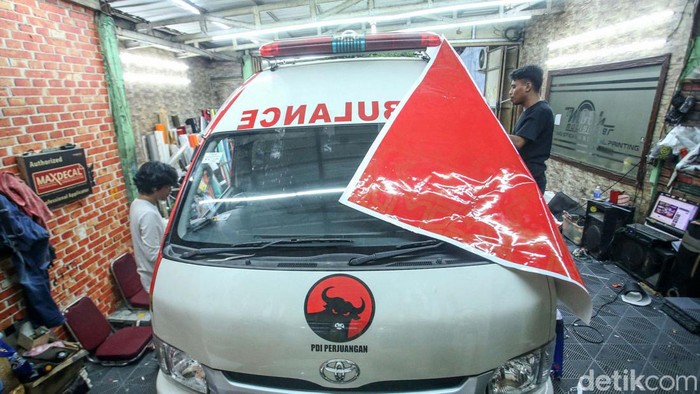Jasa stiker mobil banjir rezeki di masa kampanye Pemilu 2024 ini. Para caleg memasang stiker untuk mengkampanyekan diri.