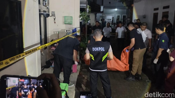 Jasad 4 bocah korban pembunuhan di Jagakarsa, Jaksel, dievakuasi ke rumah sakit. Seorang warga bernama Titin mengaku sempat mencium bau menyengat sebelum mayat 4 bocah itu ditemukan pada Rabu (6/12/2023) siang.