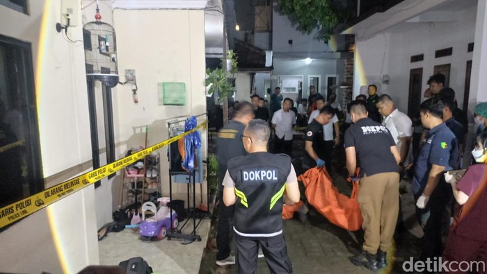 Jasad 4 bocah korban pembunuhan di Jagakarsa, Jaksel, dievakuasi ke rumah sakit. Seorang warga bernama Titin mengaku sempat mencium bau menyengat sebelum mayat 4 bocah itu ditemukan pada Rabu (6/12/2023) siang.
