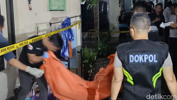 Jasad 4 bocah korban pembunuhan di Jagakarsa, Jaksel, dievakuasi ke rumah sakit. Seorang warga bernama Titin mengaku sempat mencium bau menyengat sebelum mayat 4 bocah itu ditemukan pada Rabu (6/12/2023) siang.
