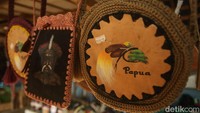 Selain menjual noken hasil buatan tangannya sendiri, Mama Anna juga menjalin relasi dengan penjual noken yang berasal dari daerah lain di Papua. Dituturkan Mama Anna, noken di setiap daerah memiliki makna dan filosofinya tersendiri. Sehingga, noken tidak bisa dianyam oleh sembarang orang.