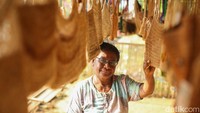 Noken merupakan kerajinan khas Papua yang terbuat dari serat pohon, kulit kayu, atau daun. Bahan tersebut kemudian dibuat menjadi tas tahan lama dan serbaguna. Noken juga digunakan untuk memenuhi aspek sosial dan ekonomi. Misalnya berfungsi sebagai simbol persatuan dari lebih 250 grup etnis di wilayah tersebut. Nilai noken dikatakan bisa digunakan sebagai tabungan juga menjadi peran simbolis dalam penyelesaian sebuah sengketa.