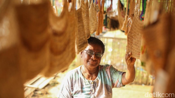 Warga Papua yang masih tetap melestarikan kerajinan noken yaitu Anna Maumere atau Mama Anna. Jenis noken yang diproduksi oleh Mama Anna adalah noken rajut.