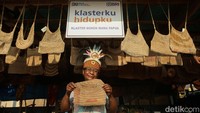 Harga yang ditawarkan untuk satu buah noken cukup variatif. Noken yang berbahan dasar serat kayu dijual mulai dari Rp 300 ribu hingga Rp 1 juta. Sementara noken yang terbuat dari bahan wol dijual lebih murah, yaitu Rp 100 ribu hingga Rp 300 ribu.