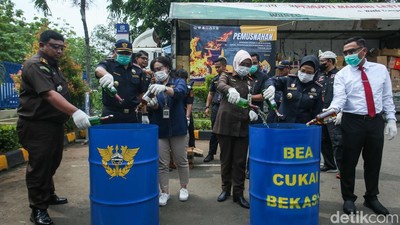 Penampakan Jutaan Rokok dan Miras Ilegal Dimusnahkan di Bekasi