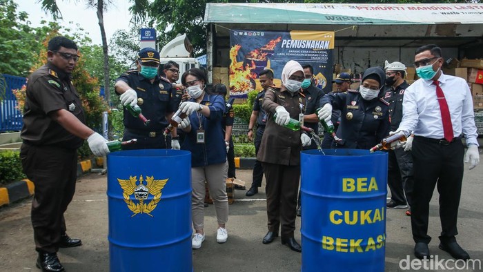 Jutaan Rokok dan Miras Ilegal Dimusnahkan di Bekasi Jutaan batang rokok dan miras ilegal dimusnahkan di Kantor Bea Cukai Bekasi, Rabu (6/12/2023).