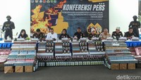 Direktorat Jenderal Bea Cukai (DJBC) Bekasi, Jawa Barat, menggelar konferensi pers terkait pemusnahan rokok dan minuman keras ilegal di Kantor Bea Cukai Bekasi, Rabu (6/12/2023).