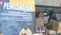 Kepala Kantor Pengawasan dan Pelayanan Bea dan Cukai (KPPBC) Bekasi, Yanti Sarmuhidayanti mengatakan sebanyak 4,16 juta rokok dan berbagai merek minuman keras (miras) ilegal senilai 5,32 Miliar dimusnahkan.
