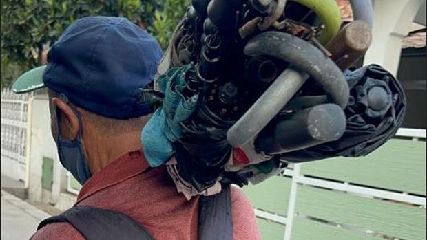 Kakek Sulaeman (75), tukang service payung keliling
