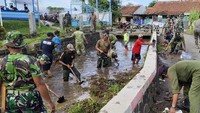 Kegiatan karyabakti kali ini yaitu dengan melakukan pembersihan parit/saluran air dari sampah, pembersihan pasar, serta beberapa tempat di wilayah koramil.