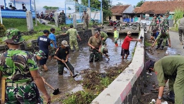 Kala TNI Bersih-bersih Lingkungan
