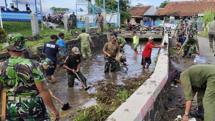 Kala TNI Bersih-bersih Lingkungan Ada yang beda dari Kodim 0621/Kab. Bogor yang turun langsung melakukan kegiatan bersih-bersih lingkungan sekitar. Begini nih potretnya.