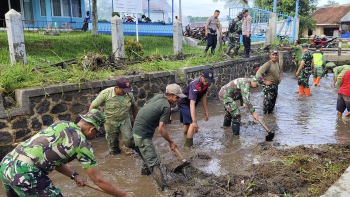 Kala TNI Bersih-bersih Lingkungan Ada yang beda dari Kodim 0621/Kab. Bogor yang turun langsung melakukan kegiatan bersih-bersih lingkungan sekitar. Begini nih potretnya.