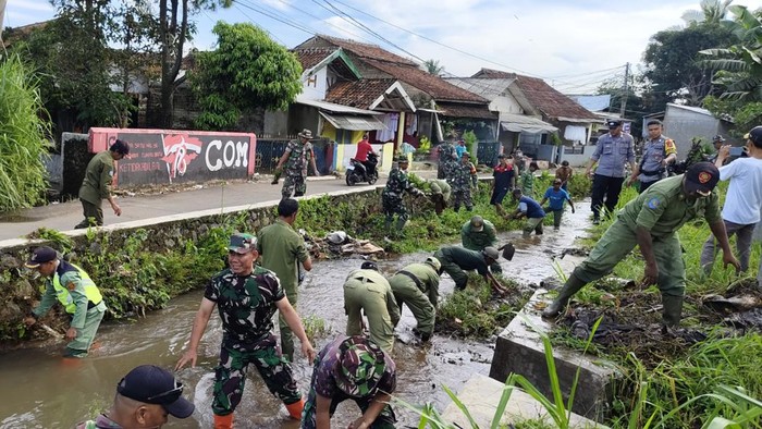 Kala TNI Bersih-bersih Lingkungan Ada yang beda dari Kodim 0621/Kab. Bogor yang turun langsung melakukan kegiatan bersih-bersih lingkungan sekitar. Begini nih potretnya.