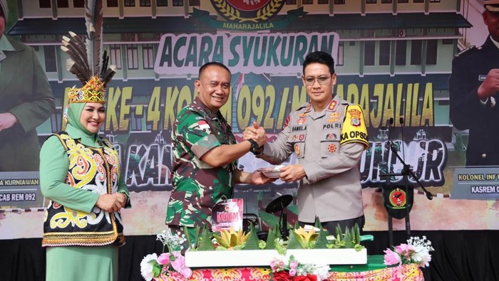 Kapolda Kaltara Irjen Pol Daniel Adityajaya bersama Komandan Korem 092/Maharajalila Brigjen TNI Adek Chandra Kurniawan.