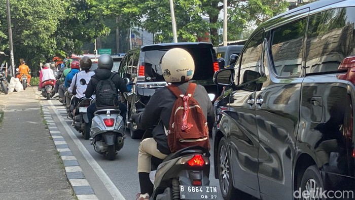 Kemacetan di Jl Raya Lenteng Agung (Devi Puspitasari/detikcom)