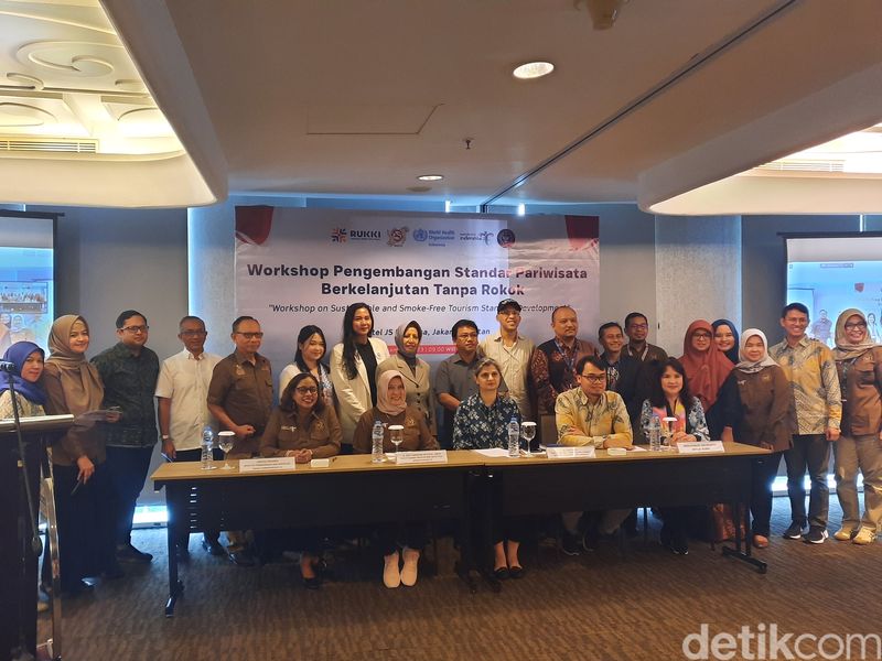 Kemenparekraf berkolaborasi dengan WHO dan Ruang Kebijakan Kesehatan Indonesia (RUKKI) menggelar lokakarya bertajuk Pengembangan Standar Pariwisata Ramah Lingkungan dan Berkelanjutan. Lokakarya digelar di Hotel JS Luwansa Jakarta pada Rabu (6/12/2023).