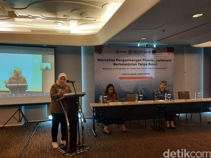 Kemenparekraf berkolaborasi dengan WHO dan Ruang Kebijakan Kesehatan Indonesia (RUKKI) menggelar lokakarya bertajuk Pengembangan Standar Pariwisata Ramah Lingkungan dan Berkelanjutan. Lokakarya digelar di Hotel JS Luwansa Jakarta pada Rabu (6/12/2023).