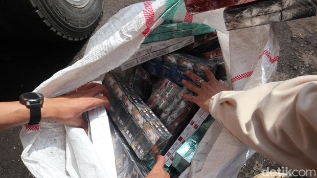 Kepala Kantor Bea Cukai Bandung Budi Santoso saat menunjukkan barang ilegal yang akan dimusnahkan