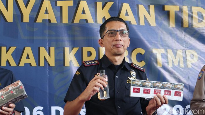 Kepala Kantor Bea Cukai Bandung Budi Santoso saat menunjukkan barang ilegal yang akan dimusnahkan