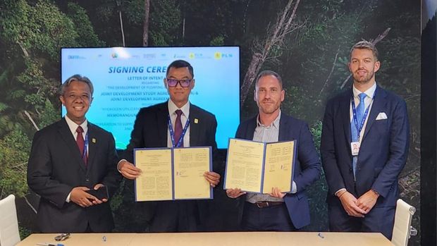 Komitmen bersama antara PLN dan HDF Energi untuk terus mengambil langkah akseleratif menjadi pionir dalam produksi hidrogen. Direktur Utama PLN Darmawan Prasodjo (tengah kiri) dengan Executive Director Asia and President Director HDF Energy Indonesia Mathieu Geze (tengah kanan) didampingi oleh Direktur Legal dan Human Capital PLN Yusuf Didi Setiarto (kiri) dan Vice President Caribbean HDF Energy Thibault Menage (kanan). (Dok. PT PLN (Persero))