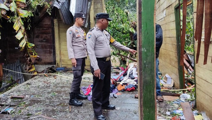 Kondisi rumah korban yang tertimpa pohon kemiri. (Foto: Dok. Polres Taput).
