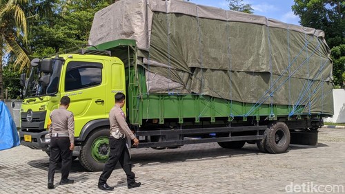 Kondisi truk Fuso yang dikemudikan oleh warga Lombok Tengah berinisial SH diamankan di Polres Lombok Barat, Rabu (6/12/2023). (Foto: Ahmad Viqi/detikBali)