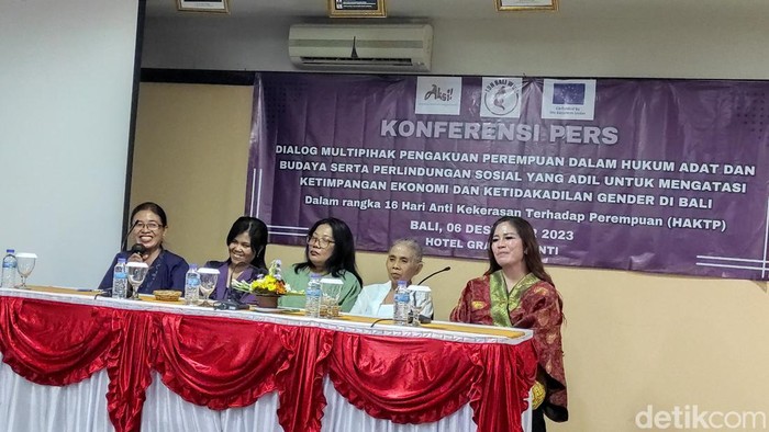 Konferensi pers LBH Bali WCC dan Aksi! for gender, social and ecological justice di salah satu hotel di Kota Denpasar, Rabu (6/12/2023). (I Wayan Sui Suadnyana/detikBali)