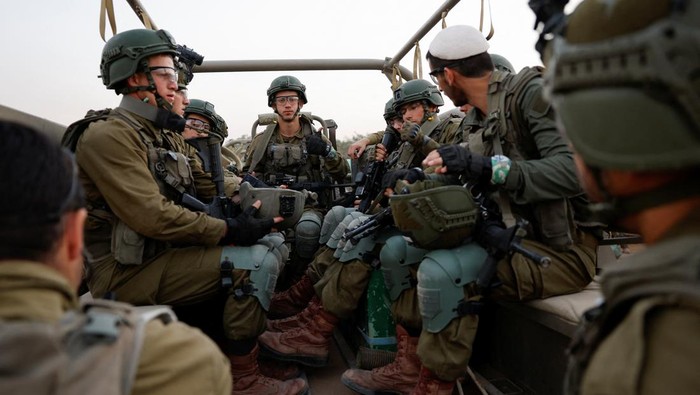 A convoy of Israeli tanks maneuvers near Israels border with Gaza, amid the ongoing conflict between Israel and the Palestinian Islamist group Hamas, in Israel, December 4, 2023. REUTERS/Amir Cohen
