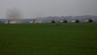 Para saksi mata melaporkan melihat tank-tank di bagian timur kota. Sekitar 15 hingga 20 lokasi menjadi sasaran di dalam dan sekitar Khan Younis.