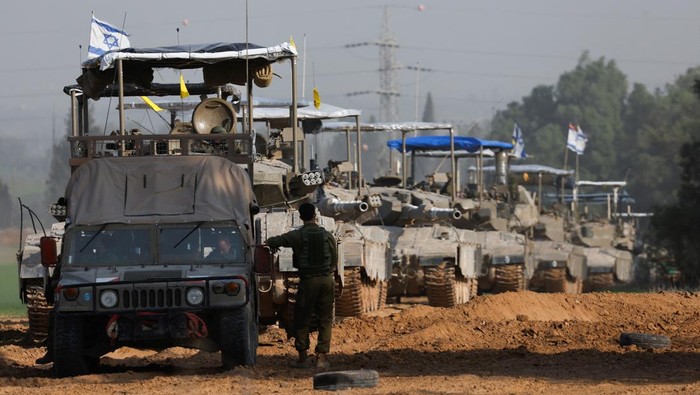 A convoy of Israeli tanks maneuvers near Israels border with Gaza, amid the ongoing conflict between Israel and the Palestinian Islamist group Hamas, in Israel, December 4, 2023. REUTERS/Amir Cohen
