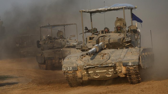 A convoy of Israeli tanks maneuvers near Israel's border with Gaza, amid the ongoing conflict between Israel and the Palestinian Islamist group Hamas, in Israel, December 4, 2023. REUTERS/Amir Cohen