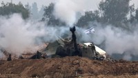 Sejak jeda pertempuran berakhir pada Jumat (1/12), Israel telah melanjutkan aksi pengeboman skala besar di Gaza, yang oleh penduduk Khan Younis digambarkan sebagai gelombang serangan terberat sejauh ini. REUTERS/Athit Perawongmetha  