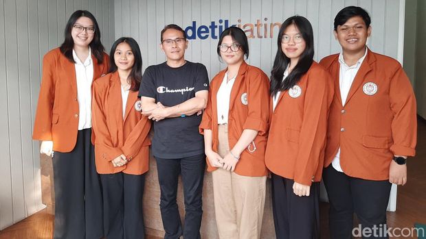 Kunjungan 5 Mahasiswa UKWMS untuk Teliti soal Pengelolaan Bisnis Media Online