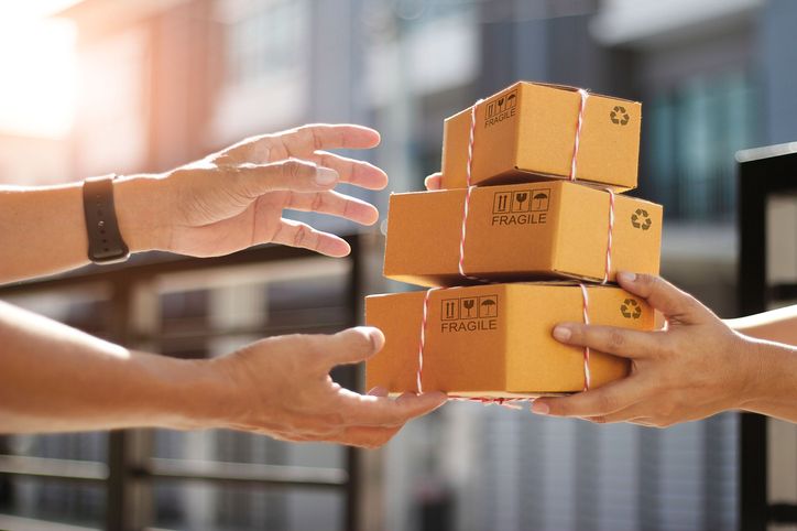 Kocak! Antar Paket ke Kawinan Kurir Ini Ditawari Makan Prasmanan