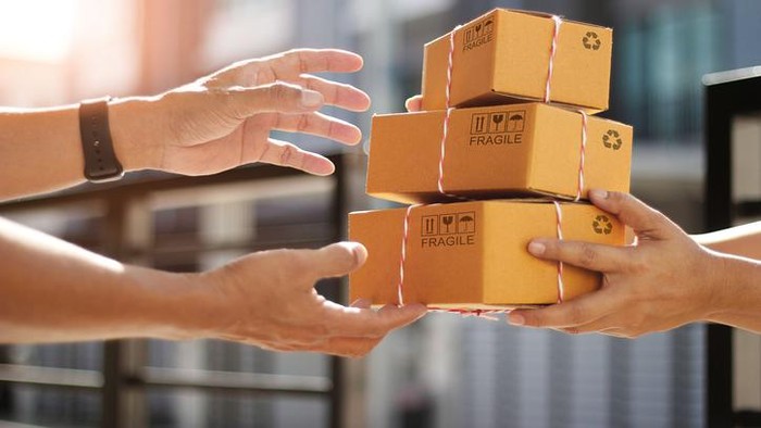 Kocak! Antar Paket ke Kawinan Kurir Ini Ditawari Makan Prasmanan