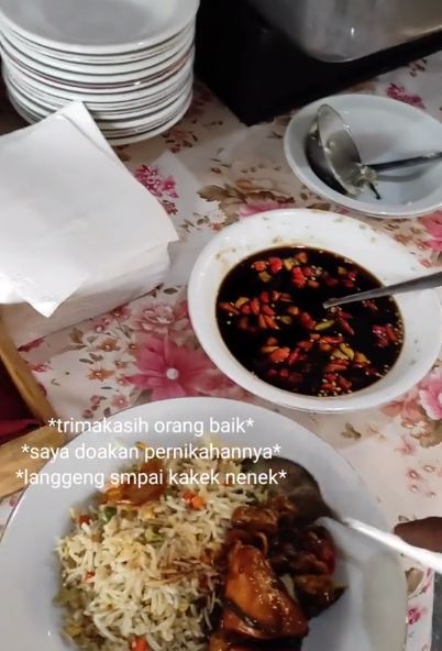 Kocak! Antar Paket ke Kawinan Kurir Ini Ditawari Makan Prasmanan