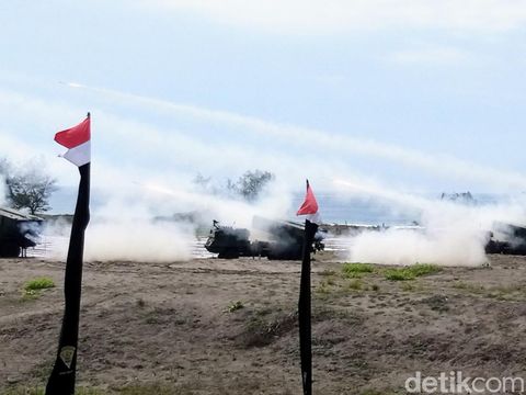 Latihan menembak Artillery Strike Fire Power Demo Roket Astros II MK 6 Pussenarmed di Pantai Setrojenar, Kecamatan Buluspesantren, Kebumen, Rabu (6/12/2023). Dihadiri KSAD Jenderal TNI Maruli Simanjuntak.