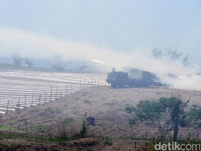 Latihan menembak Artillery Strike Fire Power Demo Roket Astros II MK 6 Pussenarmed di Pantai Setrojenar, Kecamatan Buluspesantren, Kebumen, Rabu (6/12/2023). Dihadiri KSAD Jenderal TNI Maruli Simanjuntak.