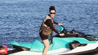 Lisa Oktaviani makin senang saat pindah ke Jakarta masih tetap bisa main jetski di kawasan Ancol, Jakarta Utara. (Foto: dok pribadi)