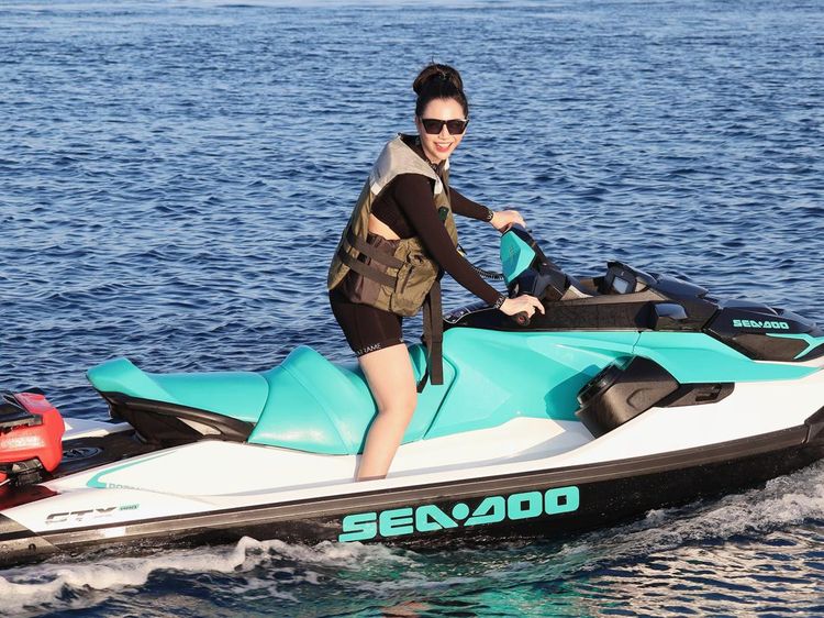 6 Potret Lisa Oktaviani Main Jetski