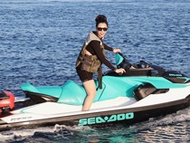6 Potret Lisa Oktaviani Main Jetski