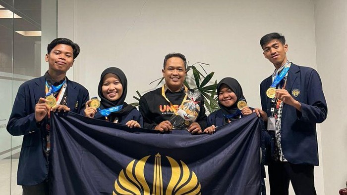Mahasiswa Unesa boyong medali emas Pimnas lewat inovasi APD tsunami