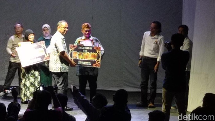 Mang Maman saat menerima penghargaan Anugerah Budaya Dewan Kesenian Kota Tasikmalaya.