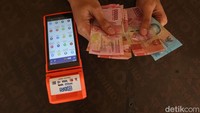 Di sana, ia tinggal bersama orang tuanya yang merupakan transmigran sejak 2013. Kemudian, ia beralih profesi sebagai pemilik toko kelontong dan obat pertanian. Alasannya, ia ingin mencoba peruntungan dalam berwirausaha mengingat usianya saat itu baru menginjak 26 tahun.