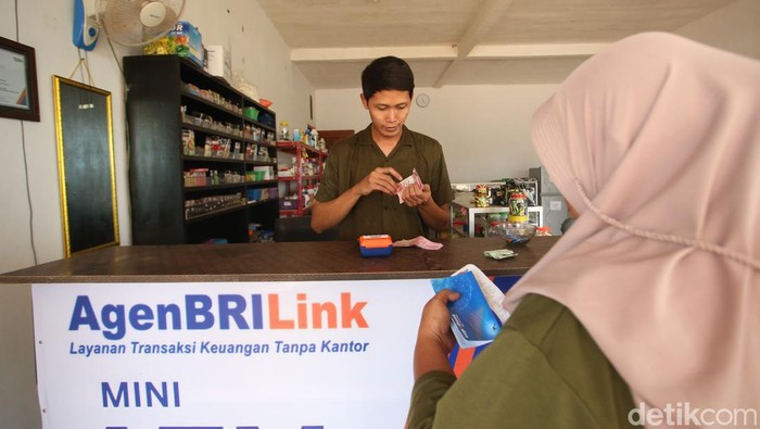 Sebagian besar orang Indonesia mengadu nasib ke luar negeri. Sulitnya mencari pekerjaan di negeri sendiri menjadi motivasi mereka untuk merantau. Hal ini juga turut dilakukan oleh Unggul Andoko, warga Kampung (desa) Isano Mbias, Distrik Tanah Miring, Kabupaten Merauke, Papua Selatan.